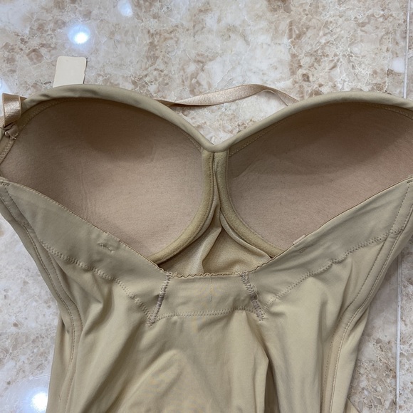 Le Mystere Sangria Bodysuit. Nude. Size 34DD - Picture 7 of 8